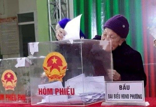 Cụ Dương Thị Xiên (102 tuổi), ở tổ 14, phường Tân Giang đến khu vực bỏ phiếu sớm để trực tiếp bỏ phiếu bầu cử.