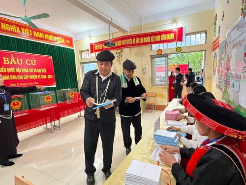 Xã Cần Yên là xã biên giới có địa hình vô cùng khó khăn, nhưng tính đến thời điểm hiện tại, cử tri đã đến các điểm bỏ phiếu đạt trên 90%.