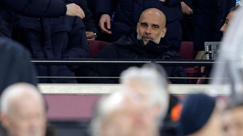 HLV Pep Guardiola bị cấm chỉ đạo nên ngồi trên khán đài quan sát trận đấu
