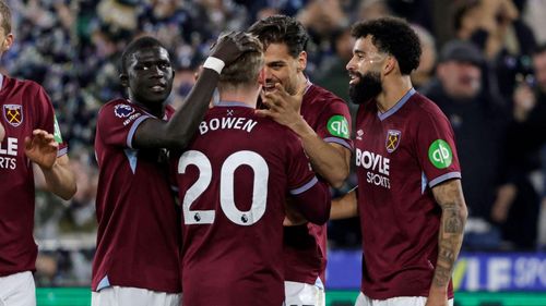 Các cầu thủ West Ham ăn mừng