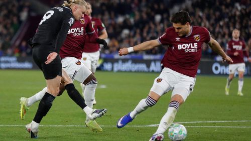 Sang hiệp hai, Haaland có cơ hội ghi bàn nhưng bị thủ môn West Ham từ chối
