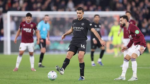 Sau tiếng còi khai cuộc, Man City đã tràn lên ép sân