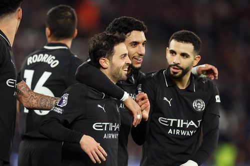 Phút 31, Bernardo Silva mở tỷ số với pha xử lý khó tin ở góc hẹp
