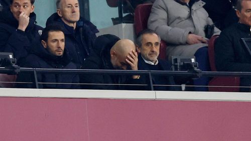 Pep Guardiola buồn rầu trên khán đài