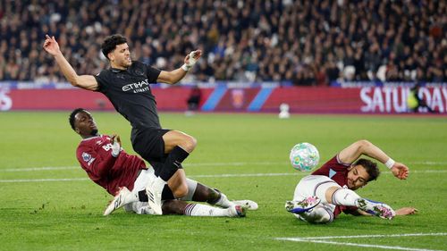 Hàng thủ West Ham phòng ngự kiên cường