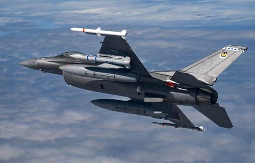 Một chiếc F-16 Fighting Falcon bay cùng tên lửa SiAW (Stand-in Attack Weapon) gắn trên giá phóng vào ngày 7/11/2024, tại Căn cứ Không quân Eglin, Florida. (Ảnh: Staff Sgt. Blake Wiles/Không quân Mỹ)