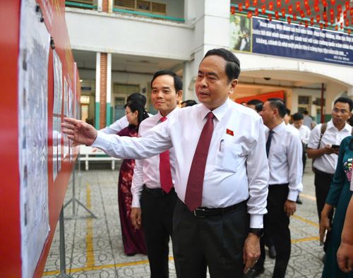 Chủ tịch Quốc hội Trần Thanh Mẫn kiểm tra công tác tổ chức bầu cử tại Khu vực bỏ phiếu số 14, Trường THCS Đỗ Văn Dậy, xã Hóc Môn