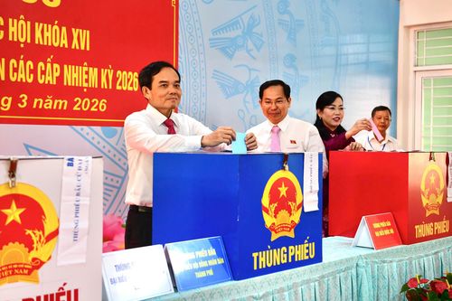 Lãnh đạo TPHCM và lãnh đạo Ủy ban Thường vụ Quốc hội bỏ phiếu