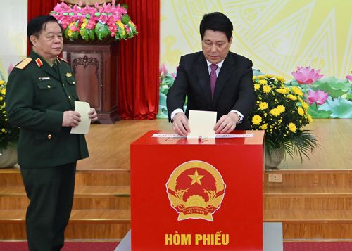 Chủ tịch nước Lương Cường bỏ phiếu