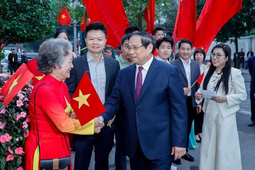 Thủ tướng Phạm Minh Chính và phu nhân cùng cử tri phường Tây Hồ. Ảnh: Nhật Bắc