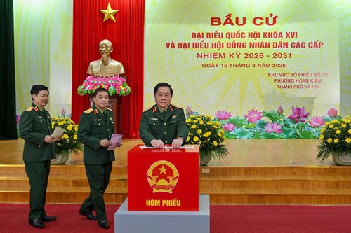 Đại tướng Nguyễn Trọng Nghĩa cùng lãnh đạo Tổng cục Chính trị QĐND Việt Nam bỏ phiếu bầu cử