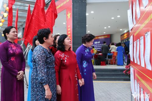 6h15, bà Bùi Thị Minh Hoài, Ủy viên Bộ Chính trị, Chủ tịch Ủy ban Trung ương MTTQ Việt Nam cùng các lãnh đạo Trung ương có mặt tại Khu vực bổ phiếu số 7, phường Xuân Đỉnh