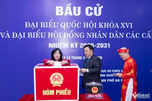 Chủ tịch Ủy ban Trung ương MTTQ Việt Nam Bùi Thị Minh Hoài, ông Nguyễn Xuân Thắng - Chủ tịch Hội đồng Lý luận Trung ương cùng cử tri bỏ phiếu