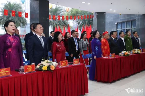 Lễ chào cờ trước buổi khai mạc diễn ra trong không khí trang nghiêm