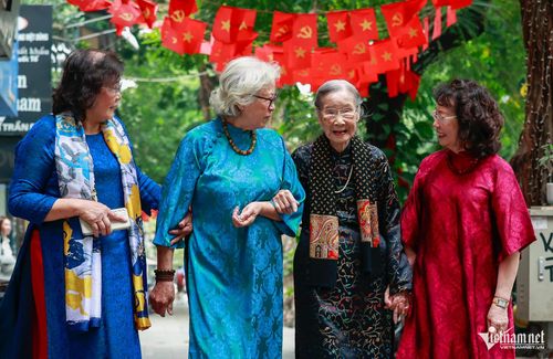 Cụ Thuận cùng 3 cô con gái trong ngày hội non sông