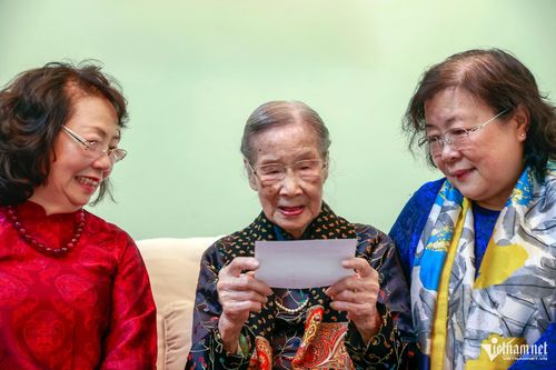 Cụ Thuận cho biết rất hạnh phúc khi một lần nữa được cầm trên tay lá phiếu cử tri, được lựa chọn người có tâm, có tài góp phần xây dựng đất nước