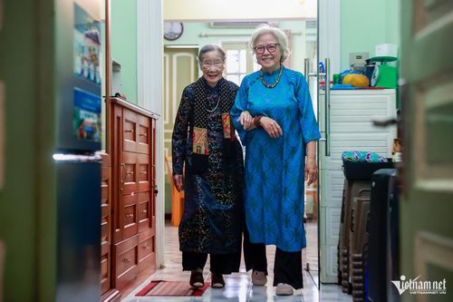 Khoác lên mình tà áo dài truyền thống, cụ bà 101 tuổi đến điểm bỏ phiếu 