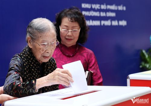 "Tôi sẽ chọn bầu cho ứng cử viên là người mà tôi mong muốn sẽ đem cái tài, cái đức ra để gánh vác việc lớn của đất nước" - cụ Thuận chia sẻ.