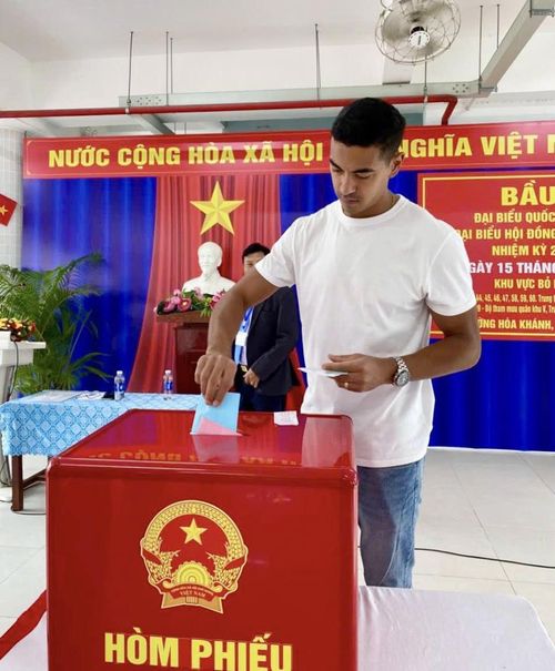 Với anh, đây không chỉ là một lá phiếu, mà còn là niềm tự hào khi được góp phần vào sự phát triển chung của đất nước.