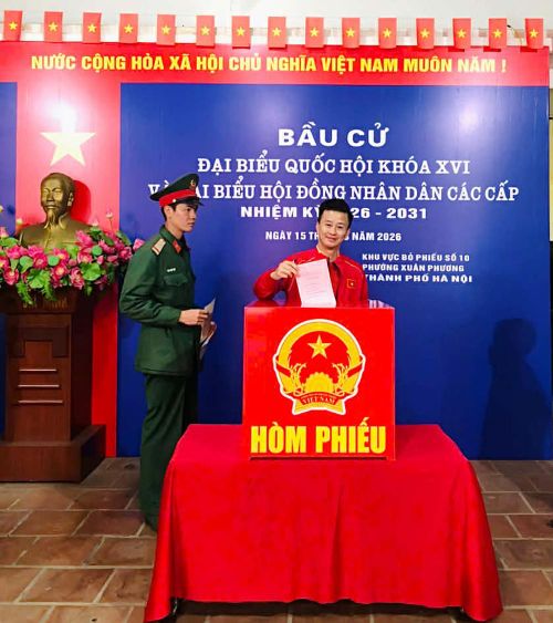 HLV Trương Minh Sang (tuyển Thể dục dụng cụ) tại điểm bỏ phiếu.