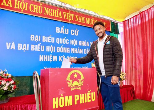 Xuân Son tươi rói đi bầu cử