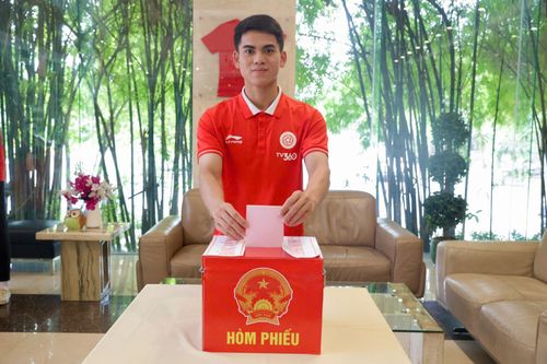 Khuất Văn Khang là đại diện tiêu biểu cho đội bóng áo lính. Thể Công – Viettel có 45 cầu thủ được phát thẻ cử tri. Trong đó, cầu thủ trẻ nhất thuộc đội U21 là Nguyễn Thành Long, sinh ngày 22/2/2008. Nguyễn Công Phương cầu thủ sinh năm 2006, cũng lần đầu trong đời được tham gia bỏ phiếu.