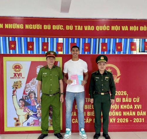 Một cầu thủ nhập tịch khác là trung vệ Đỗ Phi Long (SHB Đà Nẵng) có mặt từ sớm tại điểm bầu cử, thực hiện quyền và nghĩa vụ công dân của mình.