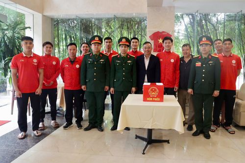 Hòa trong không khí ngày hội non sông, các cầu thủ của Thể Công Viettel tham gia bầu cử tại điểm trường Sỹ quan Chính trị. Một số cầu thủ bầu cử tại điểm lưu trú khi chuẩn bị cho trận đấu ngày 15/3 trong trận đấu vòng 16 V-League 2025/26 khi tiếp đón CLB Hải Phòng trên sân Hàng Đẫy.