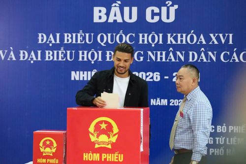 Việt Nam là quê hương thứ hai với Hoàng Hên. Trong danh sách tập trung tuyển Việt Nam chuẩn bị cho trận tái đấu với Malaysia, tiền vệ này được HLV Kim Sang Sik trao cơ hội khoác áo ĐTQG.