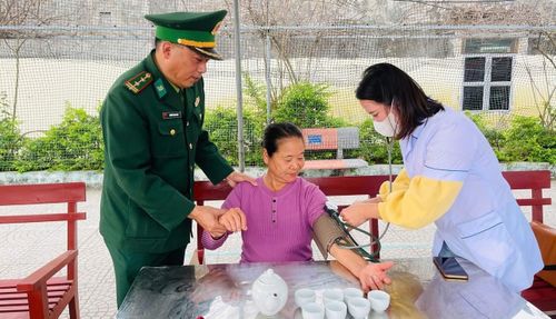 Bộ phận y tế luôn sẵn sàng phục vụ, chăm sóc sức khỏe cho cử tri