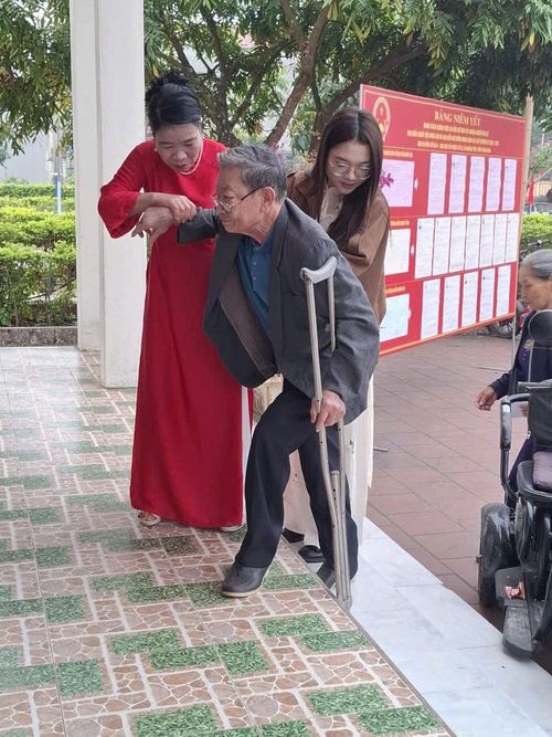 Những hình ảnh không hiếm gặp tại các điểm bỏ phiếu bầu cử ở Thanh Hóa