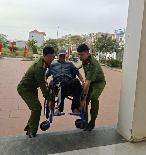 Công an xã Hoằng Tiến hỗ trợ cử tri ngồi xe lăn đến điểm bầu cử