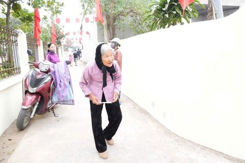 Từ 6h30, bà Lê Thị Nhõi, thôn Thanh Xuân, xã Hoằng Tiến, 82 tuổi đã di chuyển đến điểm bầu cử. Cầm phiếu cử tri, bà nói đã nghiên cứu kỹ các ứng cử viên và lựa chọn bầu những người tiêu biểu, xứng đáng nhất đại diện cho tiếng nói của người dân