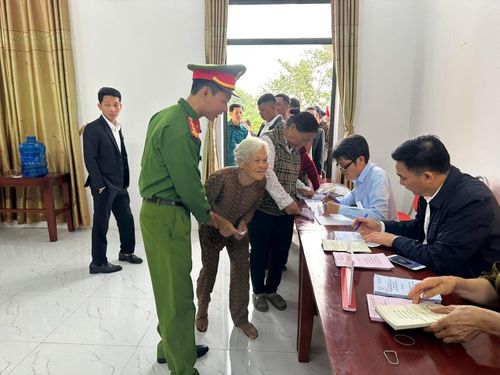 Hướng dẫn tận tình người cao tuổi các thủ tục bỏ phiếu bầu cử
