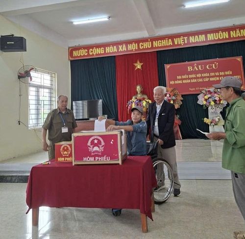 Dù thuộc trường hợp được hỗ trợ đưa hòm phiếu di động đến nhà nhưng cử tri vẫn ngồi xe lăn trực tiếp đến bỏ phiếu tại điểm bầu cử