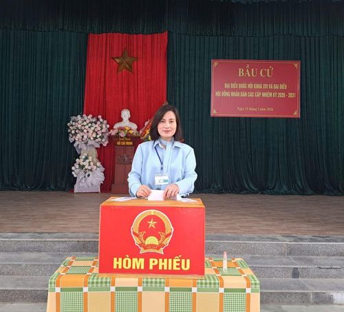 Bà Nguyễn Thị Hà, Phó bí thư Thường trực Đảng ủy xã Hoằng Tiến tham gia bỏ phiếu bầu cử. Bà Hà cho biết, trong ngày bầu cử, sau lễ khai mạc, lãnh đạo xã đã đi kiểm tra ở tất cả các điểm bầu cử. Nhìn chung, công tác bầu cử tại địa phương diễn ra an toàn, đúng quy định, cử tri đi bầu sớm...