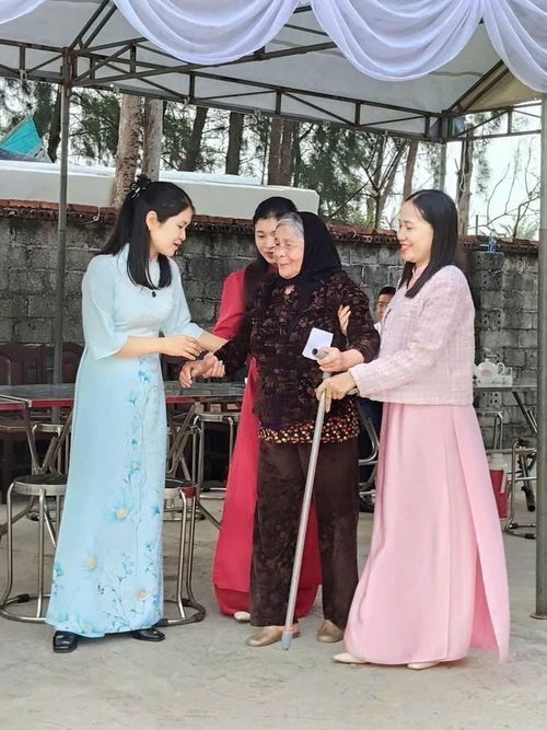 Người cao tuổi luôn gương mẫu đi đầu trong công tác bầu cử tại xã Hoằng Tiến