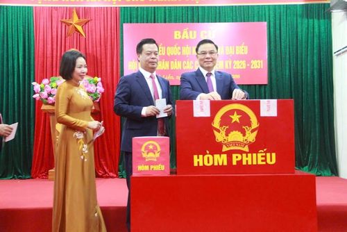  Đồng chí Lê Mạnh Hùng, Quyền Bộ trưởng Bộ Công Thương cùng các cử tri thực hiện bỏ phiếu.