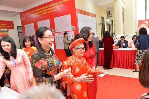  Một cử tri cao tuổi đến khu vực bỏ phiếu tại phường Hải An.