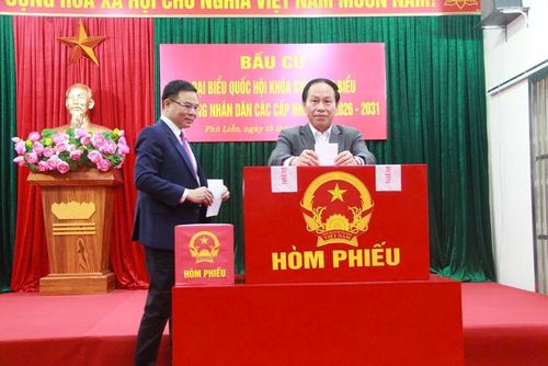 Đồng chí Lê Tiến Châu, Bí thư Thành ủy, Trưởng Đoàn ĐBQH TP Hải Phòng bỏ phiếu tại khu vực bỏ phiếu phường Phù Liễn, Hải Phòng.