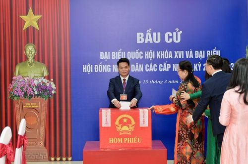  Đồng chí Lê Ngọc Châu, Chủ tịch UBND TP Hải Phòng bỏ phiếu tại điểm phường Hải An, Hải Phòng.