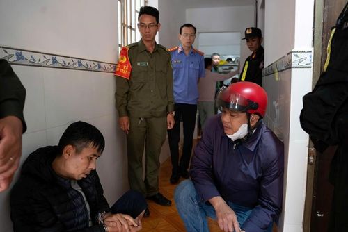  Kiểm sát viên VKSND tỉnh Đắk Lắk tiến hành kiểm sát việc khám xét. 