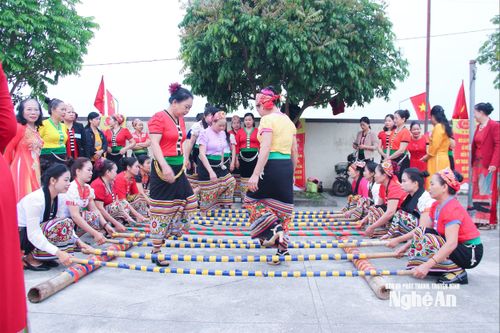 Hoạt động nhảy sạp trong ngày hội bầu cử tại xã Quỳ Hợp. Ảnh: Mai Hoa