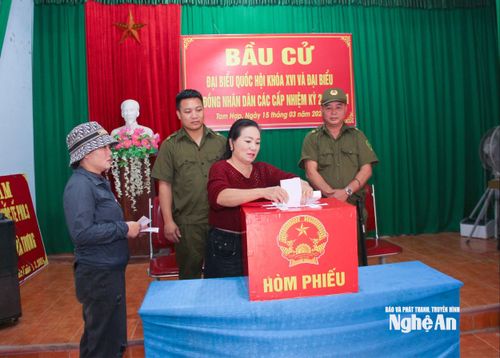 Cử tri xã Tam Hợp bỏ phiếu bầu cử. Ảnh: Mai Hoa