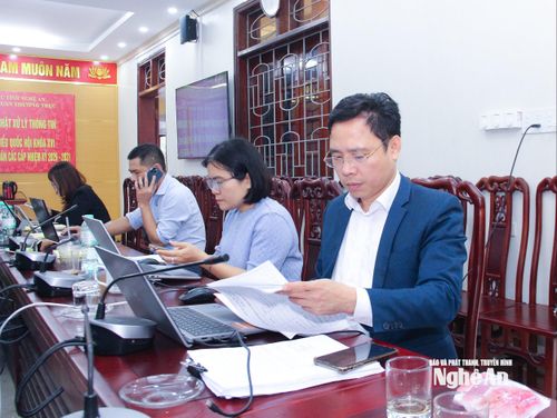 Thành viên Tổ giúp việc Ủy ban Bầu cử tỉnh đôn đốc việc cập nhật kết quả bầu cử từ các xã, phường. Ảnh: Mai Hoa