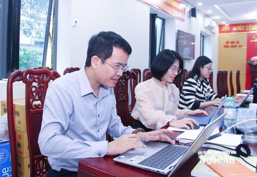 Thành viên Tổ giúp việc Ủy ban Bầu cử tỉnh đôn đốc việc cập nhật kết quả bầu cử từ các xã, phường. Ảnh: Mai Hoa