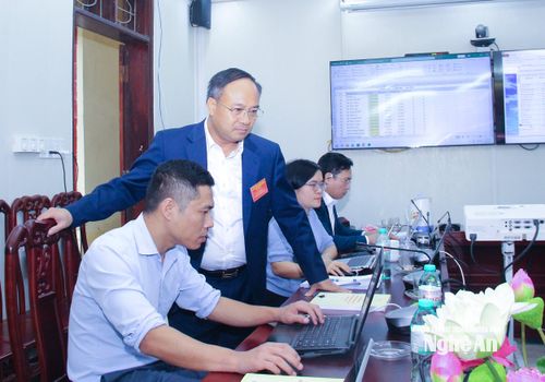 Đồng chí Nguyễn Viết Hưng - Ủy viên Ban Chấp hành Đảng bộ tỉnh, Giám đốc Sở Nội vụ, Ủy viên kiêm Thư ký Ủy ban Bầu cử tỉnh chỉ đạo việc cập nhật dữ liệu bầu cử trên hệ thống phần mềm. Ảnh: Mai Hoa