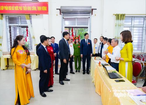 Đồng chí Hoàng Nghĩa Hiếu kiểm tra khu vực bỏ phiếu số 10 tại nhà văn hóa Bình Quang, phường Cửa Lò. Ảnh: Thanh Lê