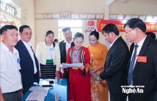 Đồng chí Võ Thị Minh Sinh – Phó Bí thư Tỉnh ủy, Chủ tịch Ủy ban MTTQ Việt Nam tỉnh, Trưởng Đoàn đại biểu Quốc hội tỉnh và đoàn công tác kiểm tra việc theo dõi danh sách cử tri bầu cử tại xã Minh Hợp. Ảnh: Mai Hoa