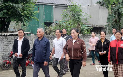 Đồng bào công giáo tại giáo xứ Nhân Hòa, xã Trung Lộc phấn khởi đi bầu cử trong sáng 15/3. Ảnh: Quang An